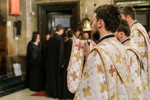 (Foto) Slujba de priveghere a Sfintei Cuvioase Parascheva la Catedrala din Iaşi – 2019
