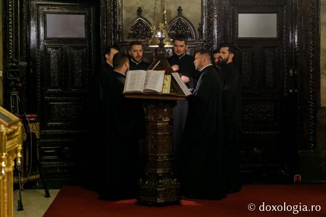 (Foto) Priveghere în cinstea Sfinților Spiridon și Andrei, la Catedrala din Iași – 2019
