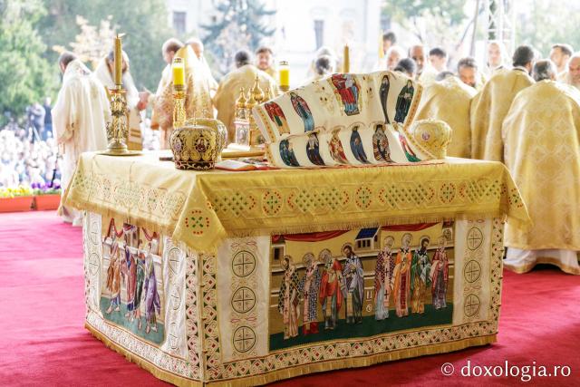 (Foto) Iașul, în veșmânt de sărbătoare – Sfânta Liturghie a Hramului Cuvioasei Parascheva