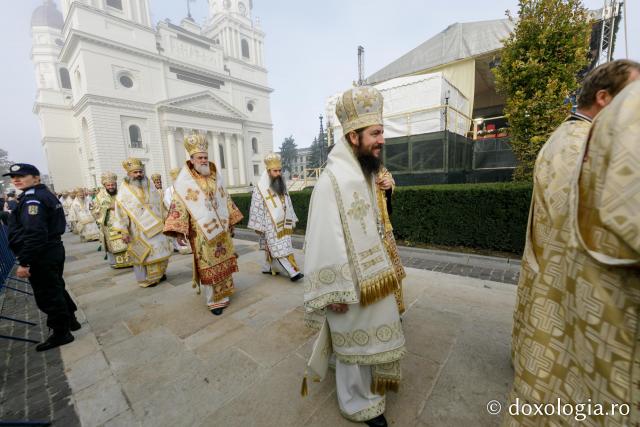 (Foto) Ierarhi slujitori la Sfânta Liturghie a Hramului Sfintei Cuvioase Parascheva