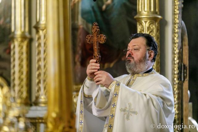 (Foto) Înapoi în biserici: Sfânta Liturghie la Catedrala Mitropolitană din Iași