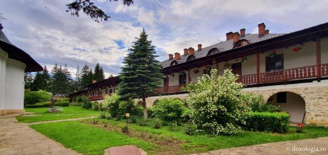 (Foto) Zile liniștite de vară la Mănăstirea Sihăstria