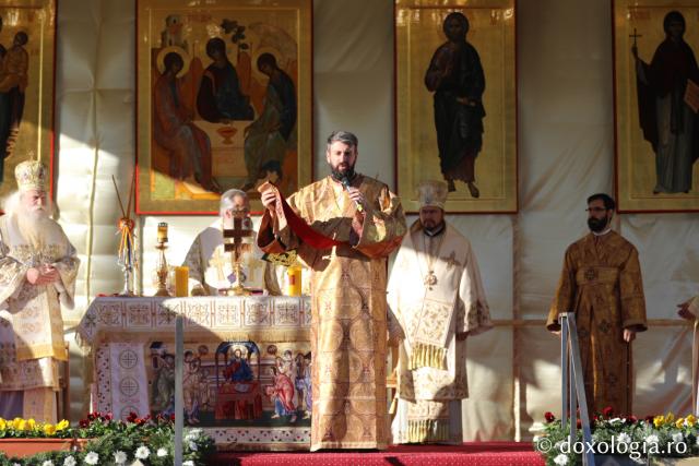 (Foto) Zi de mare sărbătoare – Sfânta Liturghie a Hramului Cuvioasei Parascheva
