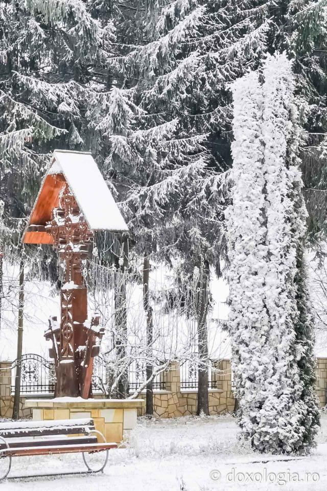 (Foto) Veșmânt de zăpadă peste biserica „Sfântul Ioan Iacob Hozevitul” de la Seminarul Teologic de la Mănăstirea Neamț