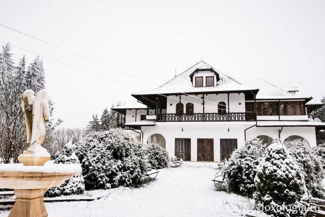 (Foto) Veșmânt de zăpadă peste biserica „Sfântul Ioan Iacob Hozevitul” de la Seminarul Teologic de la Mănăstirea Neamț