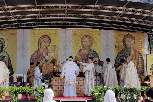 (Foto) Sfânta Liturghie oficiată cu prilejul hramului Parohiei „Sfântul Ioan – Domnesc” din Piatra Neamț