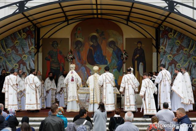 (Foto) Catedrala Mitropolitană din Iași: Sfânta Liturghie în cinstea împlinirii a 380 de ani de la aducerea moaștelor Sfintei Parascheva