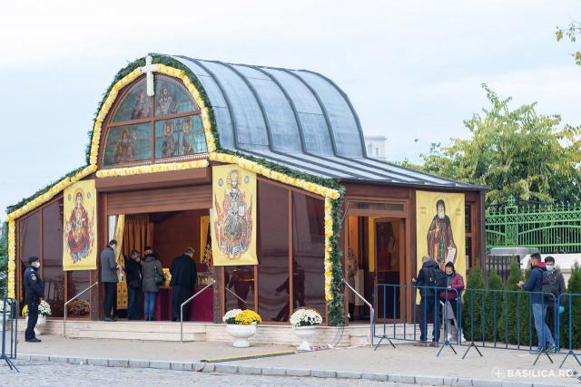 (Foto) Așezarea moaștelor Sfântului Dimitrie cel Nou la Baldachinul Sfinților