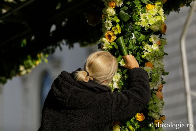 (Foto) Veșmânt de flori pentru baldachinul Sfintei Cuvioase Parascheva