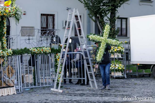 (Foto) Veșmânt de flori pentru baldachinul Sfintei Cuvioase Parascheva