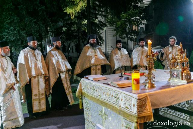 (Foto) Priveghere în cinstea Sfântului Apostol Andrei, la Catedrala Mitropolitană din Iași