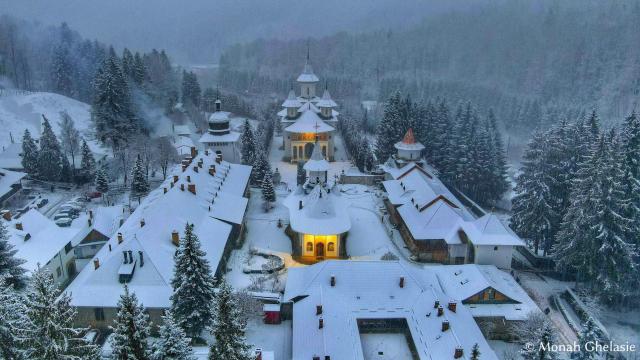 (Foto) Peisaj de iarnă la Mănăstirea Sihăstria