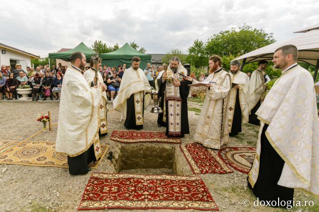 (Foto) Punerea pietrei de temelie pentru o nouă biserică în localitatea ieșeană Voinești