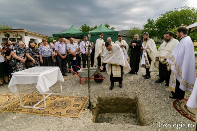 (Foto) Punerea pietrei de temelie pentru o nouă biserică în localitatea ieșeană Voinești