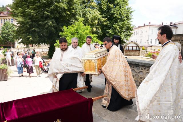 (Foto) Sfântul Gheorghe Pelerinul, întâmpinat cu mare evlavie la Piatra-Neamț