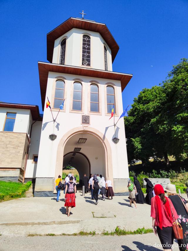 (Foto) Mănăstirea Nicula – renumită pentru icoana făcătoare de minuni a Maicii Domnului