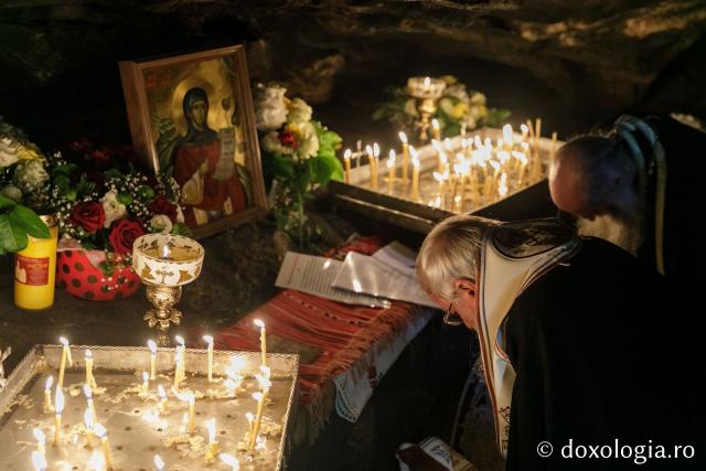 (Foto) Procesiune la peștera Sfintei Teodora de la Sihla