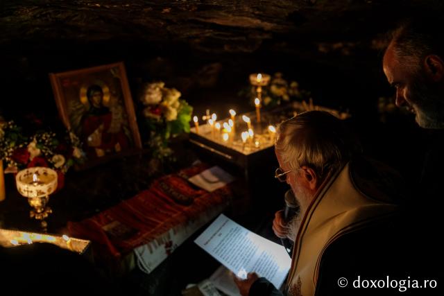 (Foto) Procesiune la peștera Sfintei Teodora de la Sihla