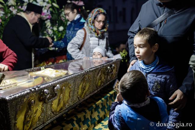 (Foto) Pașii lor sunt numărați în Ceruri: pelerinii continuă să aducă prinos de cinstire Sfintei Parascheva
