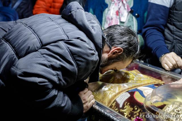 (Foto) Pașii lor sunt numărați în Ceruri: pelerinii continuă să aducă prinos de cinstire Sfintei Parascheva