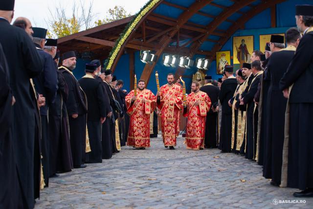 (Foto) Priveghere pentru Sfântul Mare Mucenic Dimitrie, Izvorâtorul de Mir, pe Dealul Patriarhiei – 2022