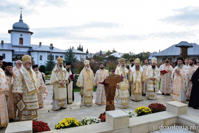 (Foto) Veșmânt de har și binecuvântare pentru Mănăstirea Văratec – 9 octombrie 2022