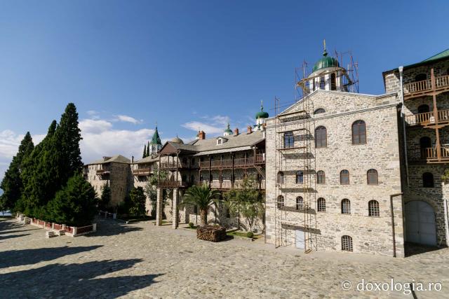 (Foto) Pași de pelerin la Mănăstirea Sfântul Pantelimon (Rusikon) – Athos