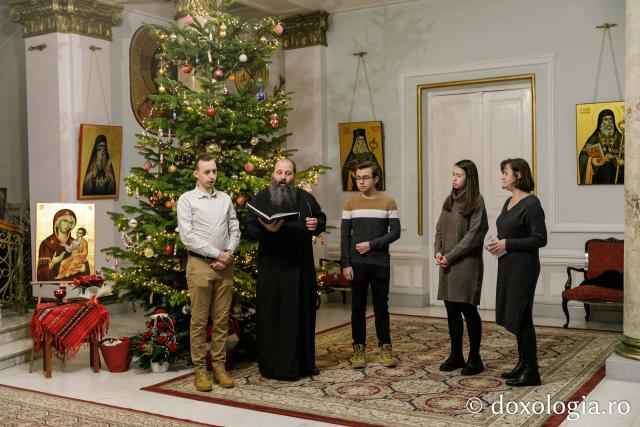 (Foto) Familia Ipatov – Colindători la Reședința Mitropolitană 2022