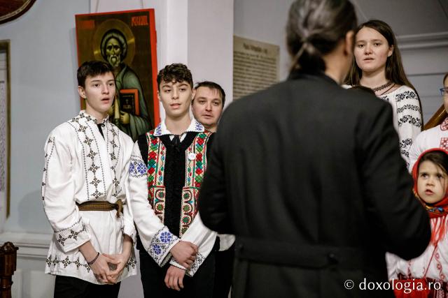 (Foto) Parohia „Sf. Dimitrie cel Nou” Bucium 2, Iași – Colindători la Reședința Mitropolitană 2022   