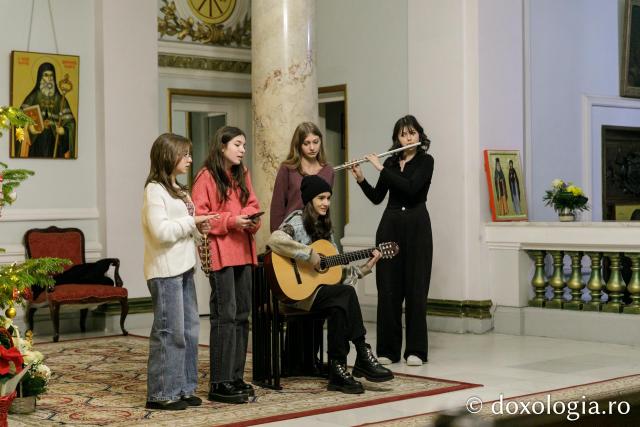 (Foto) Grup vocal-instrumental de la Colegiul Național de Artă „Octav Băncilă” din Iași – Colindători la Reședința Mitropolitană 2022