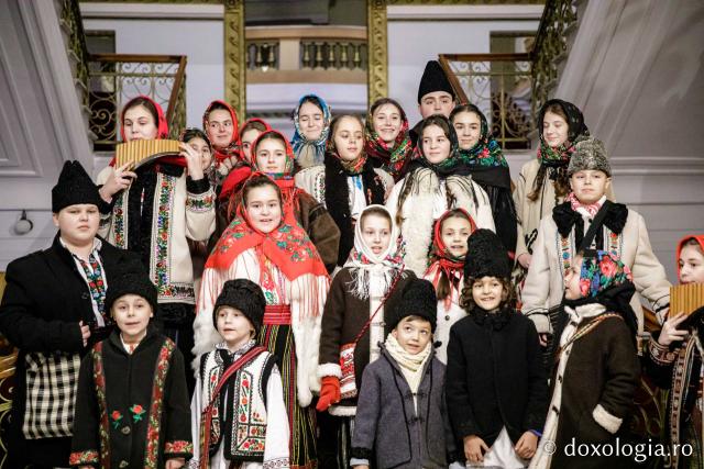 (Foto) Grupul de copii „Glasul Răzășene” – Colindători la Reședința Mitropolitană 2022   
