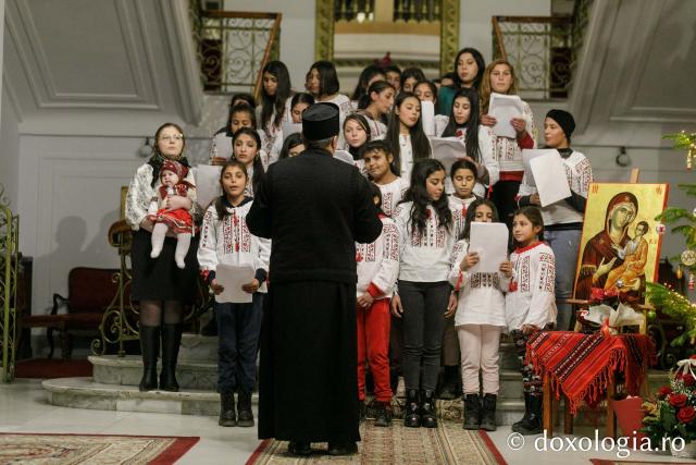(Foto) Parohia Crucea – Colindători la Reședința Mitropolitană 2022