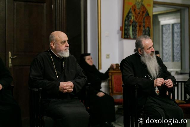 (Foto) Parohia „Sfântul Nectarie” Iași – Colindători la Reședința Mitropolitană 2022