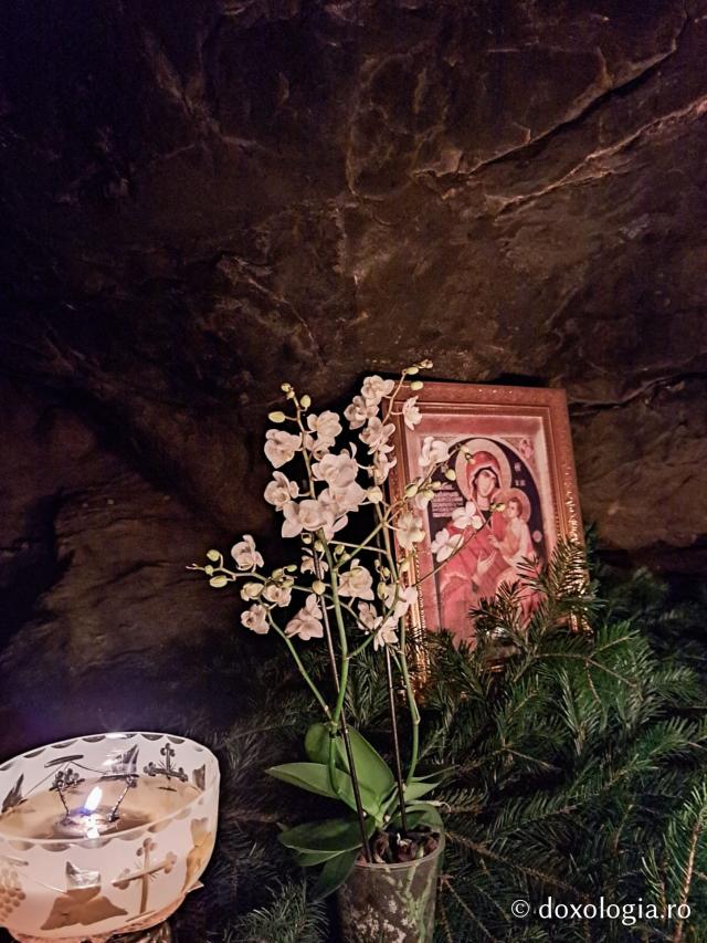 (Foto) Peștera Sfintei Cuvioase Teodora de la Sihla în ajun de Crăciun