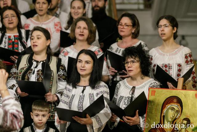 (Foto) Corul Profesorilor de Religie din Iași – Colindători la Reședința Mitropolitană 2022