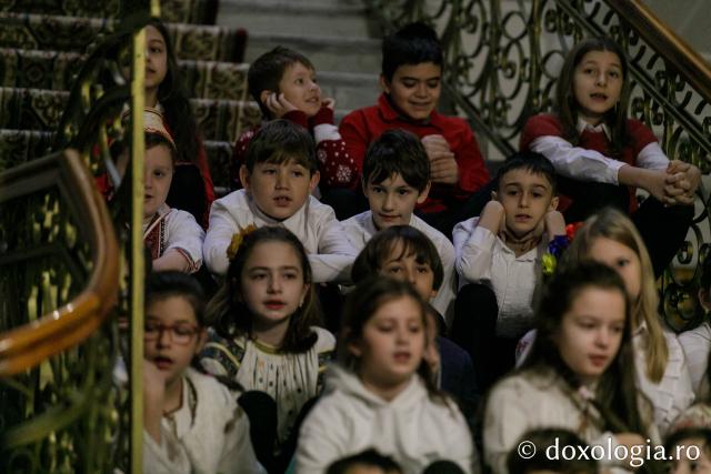(Foto) Școala „Ștefan Bârsănescu” – Colindători la Reședința Mitropolitană 2022