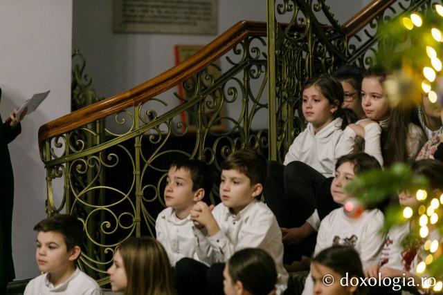 (Foto) Școala „Ștefan Bârsănescu” – Colindători la Reședința Mitropolitană 2022