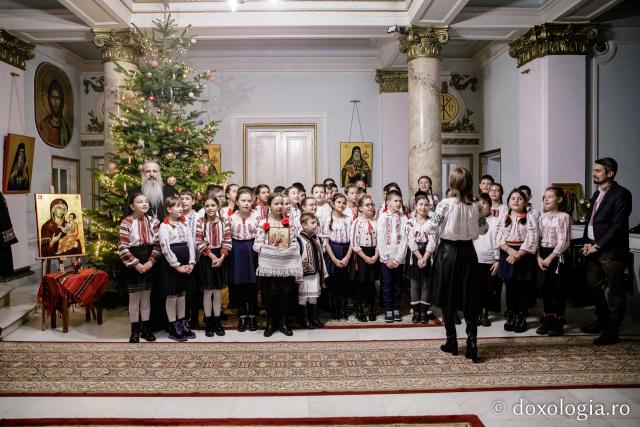 (Foto) Școala „Ion Simionescu”  – Colindători la Reședința Mitropolitană 2022