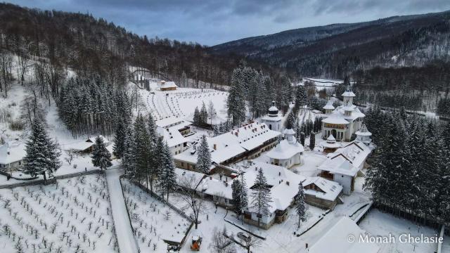 (Foto) Iarna peste Mănăstirea Sihastria