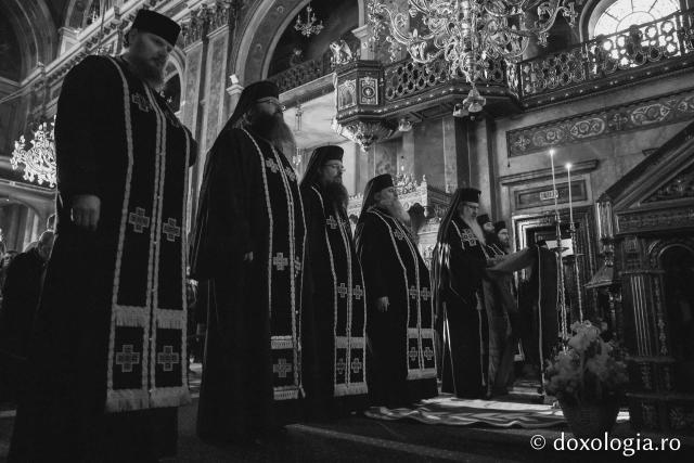 (Foto) Clipe zugrăvite în culori cernite: Ultima parte a Canonului Mare, la Catedrala din Iași