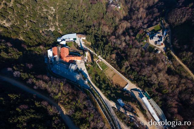 (Foto) Inedit: imagini din dronă cu Schitul Lacu din Sfântul Munte Athos