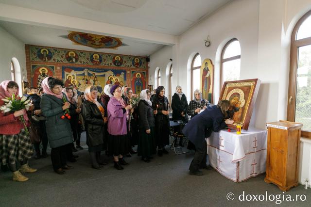 (Foto) Icoana Maicii Domnului „Siriaca” a fost adusă spre închinare la Parohia Galata II