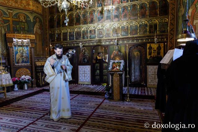 (Foto) Priveghere în cinstea Sfintelor femei Mironosițe la Mănăstirea Copou