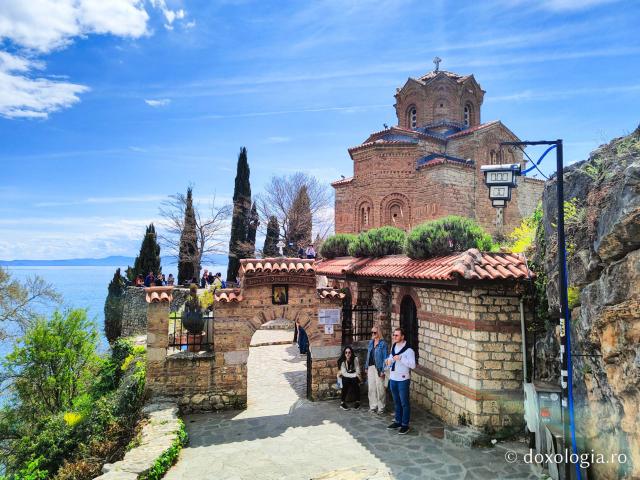 (Foto) Popas la cel mai fotografiat loc din Macedonia – Biserica „Sfântul Ioan Teologul, Kaneo” din Ohrid