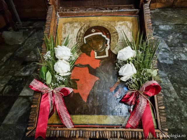 (Foto) Icoana făcătoare de minuni a Maicii Domnului, icoană pictată cu chipul și îmbrăcămintea neagră