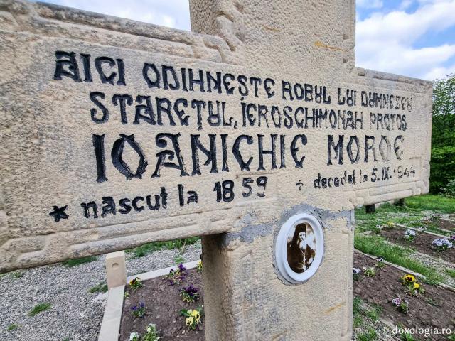 (Foto) Mănăstirea Sihăstria la sfărșit de luna mai