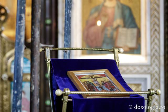 (Foto) Denia din Sfânta și Marea Vineri la Mănăstirea Sfinții Trei Ierarhi
