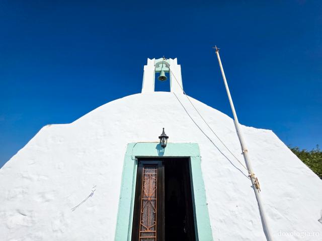 Paraclisul închinat Sfintei Mucenițe Paraschevi, bisericuța de pe stâncă din Skala, Insula Patmos / Foto: Magda Buftea Paraclisul închinat Sfintei Mucenițe Paraschevi, bisericuța de pe stâncă din Skala, Insula Patmos