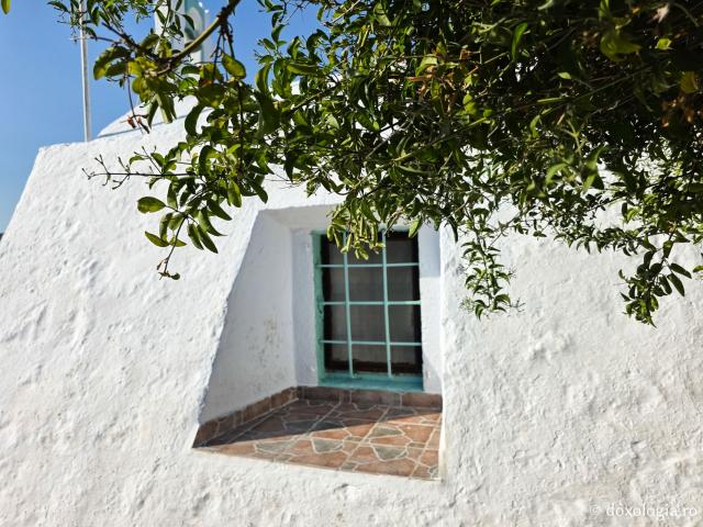 Paraclisul închinat Sfintei Mucenițe Paraschevi, bisericuța de pe stâncă din Skala, Insula Patmos / Foto: Magda Buftea Paraclisul închinat Sfintei Mucenițe Paraschevi, bisericuța de pe stâncă din Skala, Insula Patmos