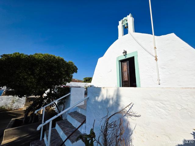 Paraclisul închinat Sfintei Mucenițe Paraschevi, bisericuța de pe stâncă din Skala, Insula Patmos / Foto: Magda Buftea Paraclisul închinat Sfintei Mucenițe Paraschevi, bisericuța de pe stâncă din Skala, Insula Patmos
